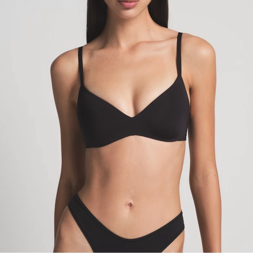 NWT Skims Wireless Form Push-Up Plunge Bra
